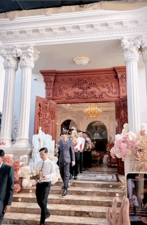 Đám cưới của cậu cả Bến Tre: Biệt phủ tráng lệ như lâu đài, khoảnh khắc cô dâu bước vào cánh cổng hào môn hot rần rần MXH - Ảnh 3.