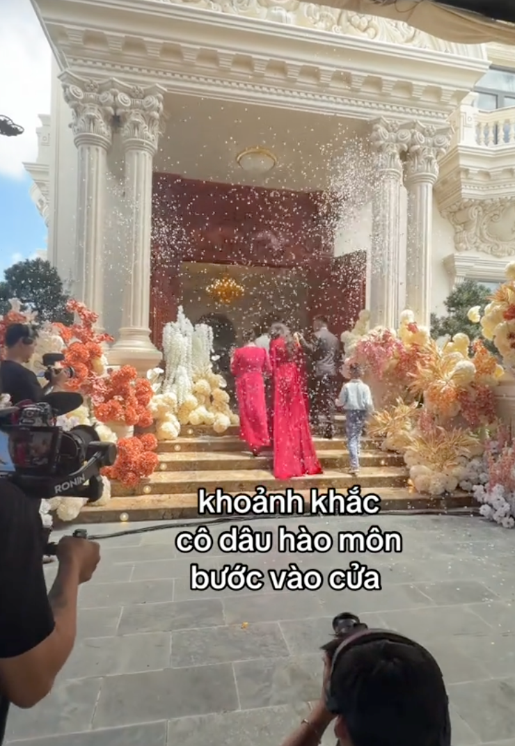 Đám cưới của cậu cả Bến Tre: Biệt phủ tráng lệ như lâu đài, khoảnh khắc cô dâu bước vào cánh cổng hào môn hot rần rần MXH - Ảnh 11.