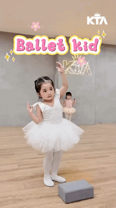 B&eacute; Lisa - con g&aacute;i &uacute;t nh&agrave; Kh&aacute;nh Thi Phan Hiển mới 3 tuổi đ&atilde; học ballet, &eacute;p dẻo điệu nghệ đến mức c&ocirc; gi&aacute;o dạy m&uacute;a cũng bất ngờ- Ảnh 3.