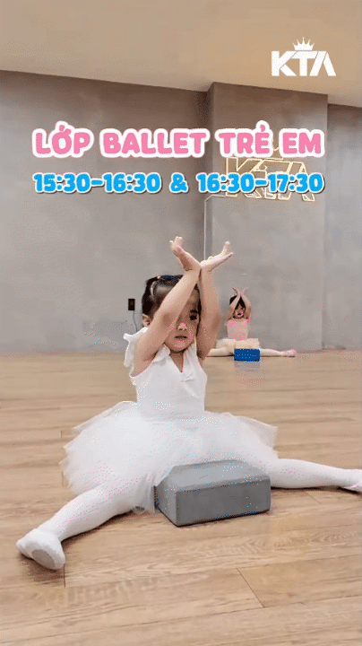 B&eacute; Lisa - con g&aacute;i &uacute;t nh&agrave; Kh&aacute;nh Thi Phan Hiển mới 3 tuổi đ&atilde; học ballet, &eacute;p dẻo điệu nghệ đến mức c&ocirc; gi&aacute;o dạy m&uacute;a cũng bất ngờ- Ảnh 4.