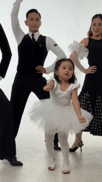 B&eacute; Lisa - con g&aacute;i &uacute;t nh&agrave; Kh&aacute;nh Thi Phan Hiển mới 3 tuổi đ&atilde; học ballet, &eacute;p dẻo điệu nghệ đến mức c&ocirc; gi&aacute;o dạy m&uacute;a cũng bất ngờ- Ảnh 10.