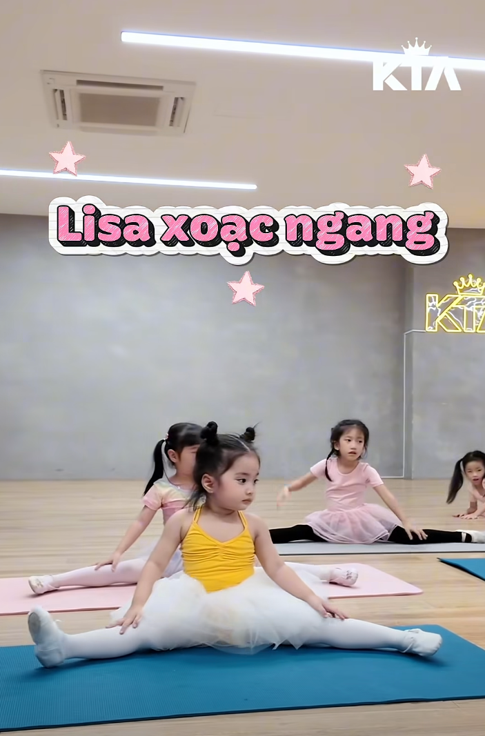 B&eacute; Lisa - con g&aacute;i &uacute;t nh&agrave; Kh&aacute;nh Thi Phan Hiển mới 3 tuổi đ&atilde; học ballet, &eacute;p dẻo điệu nghệ đến mức c&ocirc; gi&aacute;o dạy m&uacute;a cũng bất ngờ- Ảnh 5.