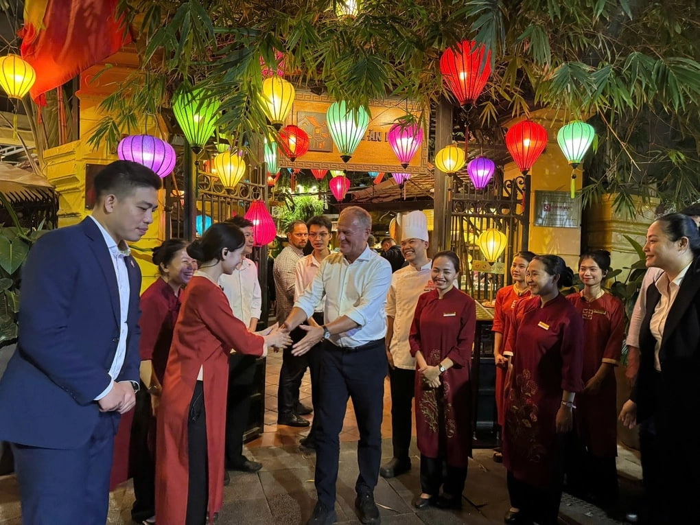 Việt Nam c&oacute; qu&aacute;n ăn đ&oacute;n li&ecirc;n tiếp 3 nguy&ecirc;n thủ, đ&atilde;i to&agrave;n rau muống x&agrave;o tỏi, c&oacute; vị c&ograve;n xắn tay v&agrave;o bếp cuốn nem cua bể - Ảnh 1.