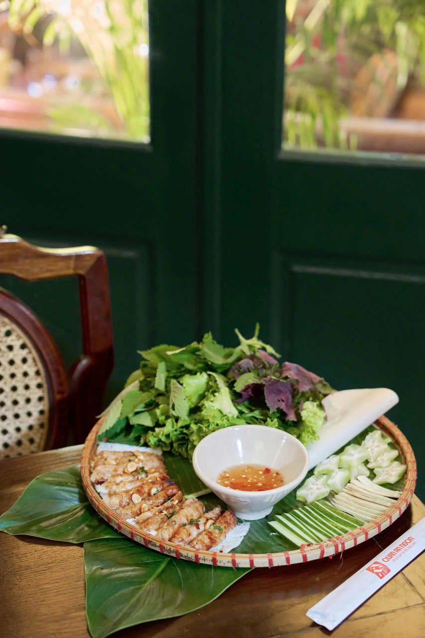 Việt Nam c&oacute; qu&aacute;n ăn đ&oacute;n li&ecirc;n tiếp 3 nguy&ecirc;n thủ, đ&atilde;i to&agrave;n rau muống x&agrave;o tỏi, c&oacute; vị c&ograve;n xắn tay v&agrave;o bếp cuốn nem cua bể - Ảnh 2.