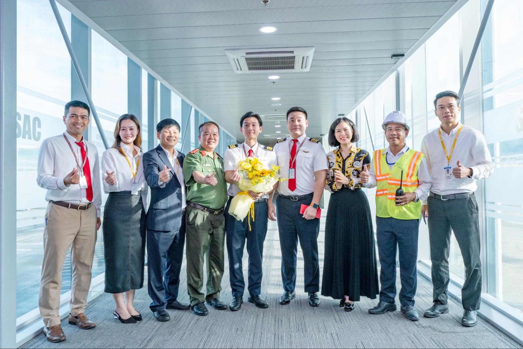 Ph&uacute; Quốc đ&oacute;n chuyến bay đầu ti&ecirc;n đặc biệt tr&ecirc;n đường băng 3.300m: Điều bất ngờ l&uacute;c 7h05 s&aacute;ng l&agrave;m du kh&aacute;ch ngỡ ng&agrave;ng- Ảnh 4.