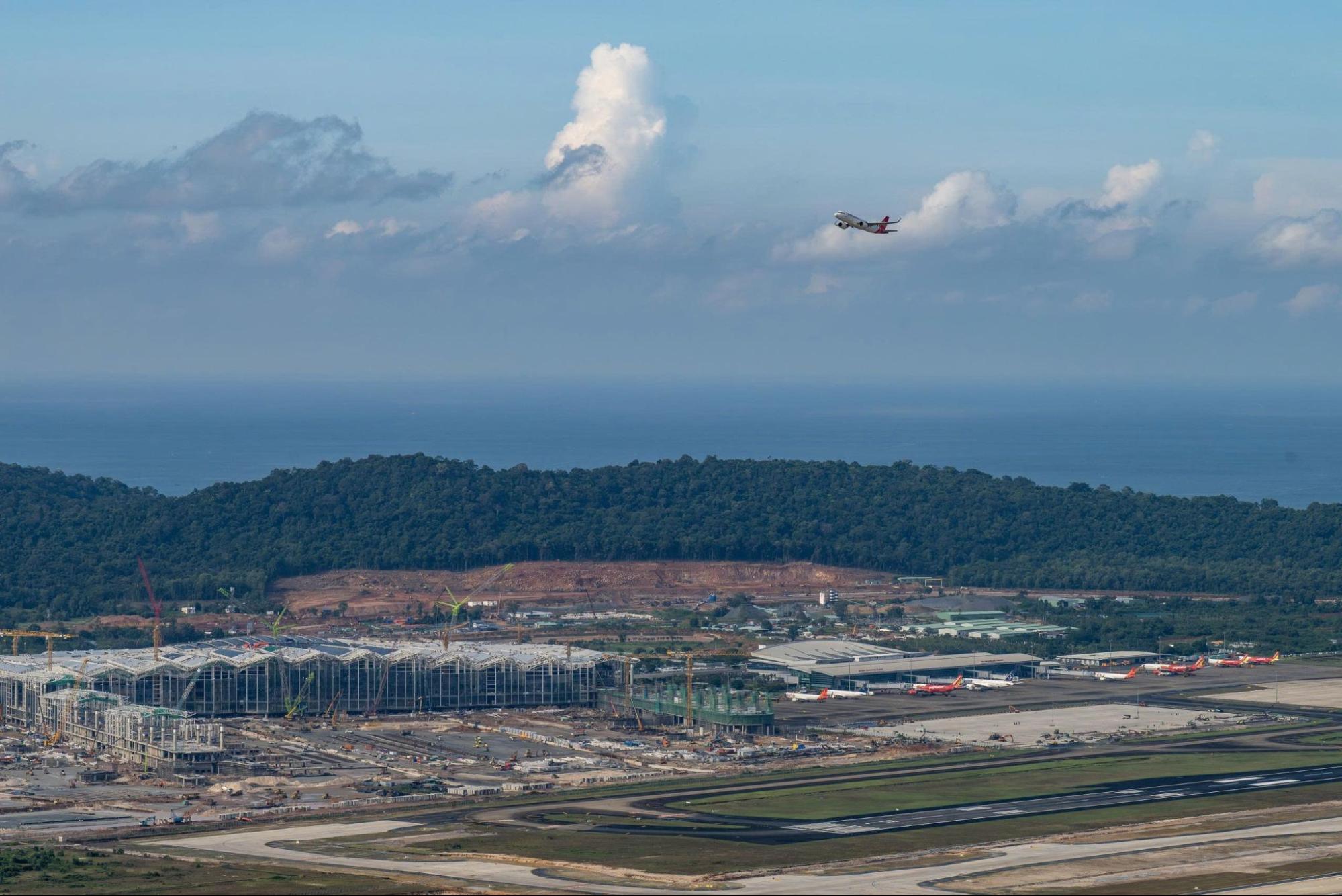 Ph&uacute; Quốc đ&oacute;n chuyến bay đầu ti&ecirc;n đặc biệt tr&ecirc;n đường băng 3.300m: Điều bất ngờ l&uacute;c 7h05 s&aacute;ng l&agrave;m du kh&aacute;ch ngỡ ng&agrave;ng- Ảnh 7.