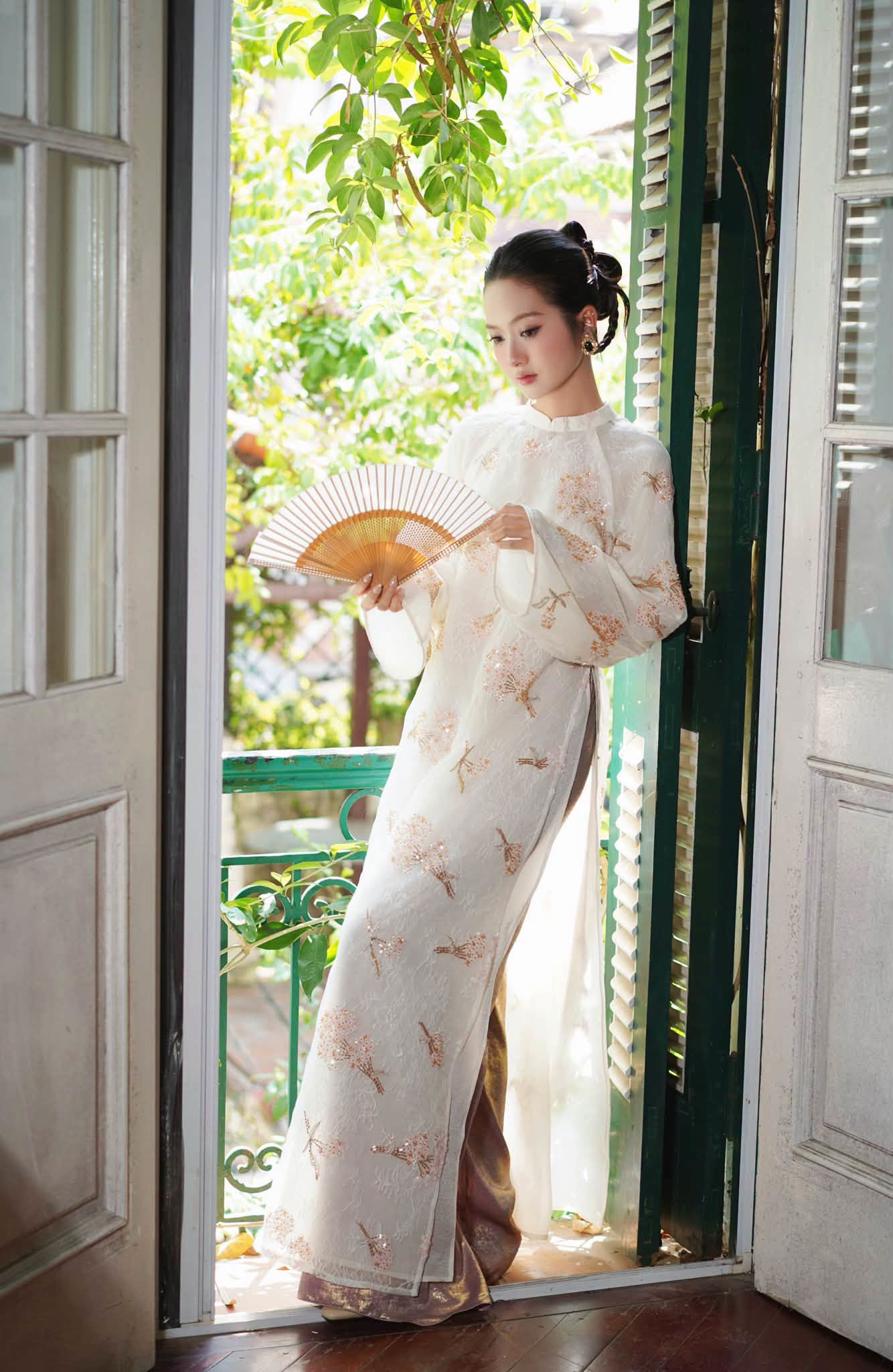 Hé lộ những thiết kế áo dài hứa hẹn lên ngôi Tết 2027: Có một kiểu "nàng thơ" yêu kiều, càng nhìn càng mê- Ảnh 16.
