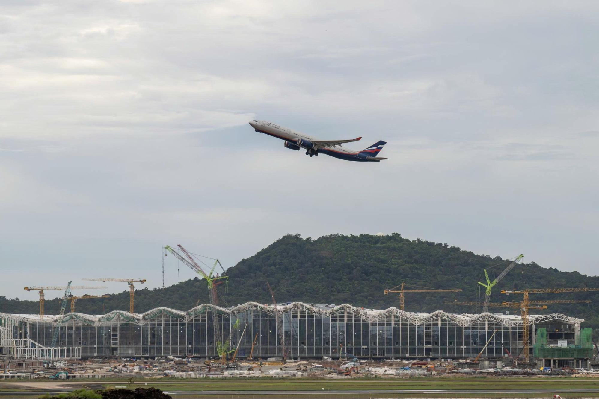 Ph&uacute; Quốc đ&oacute;n chuyến bay đầu ti&ecirc;n đặc biệt tr&ecirc;n đường băng 3.300m: Điều bất ngờ l&uacute;c 7h05 s&aacute;ng l&agrave;m du kh&aacute;ch ngỡ ng&agrave;ng- Ảnh 8.