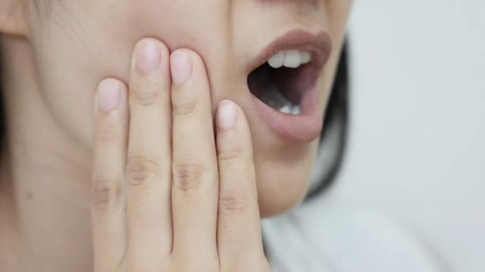 Đau răng suốt 3 năm, người phụ nữ đi nhổ răng về lại c&agrave;ng đau th&ecirc;m, b&aacute;c sĩ ph&aacute;t hiện 1 sự thật - Ảnh 1.
