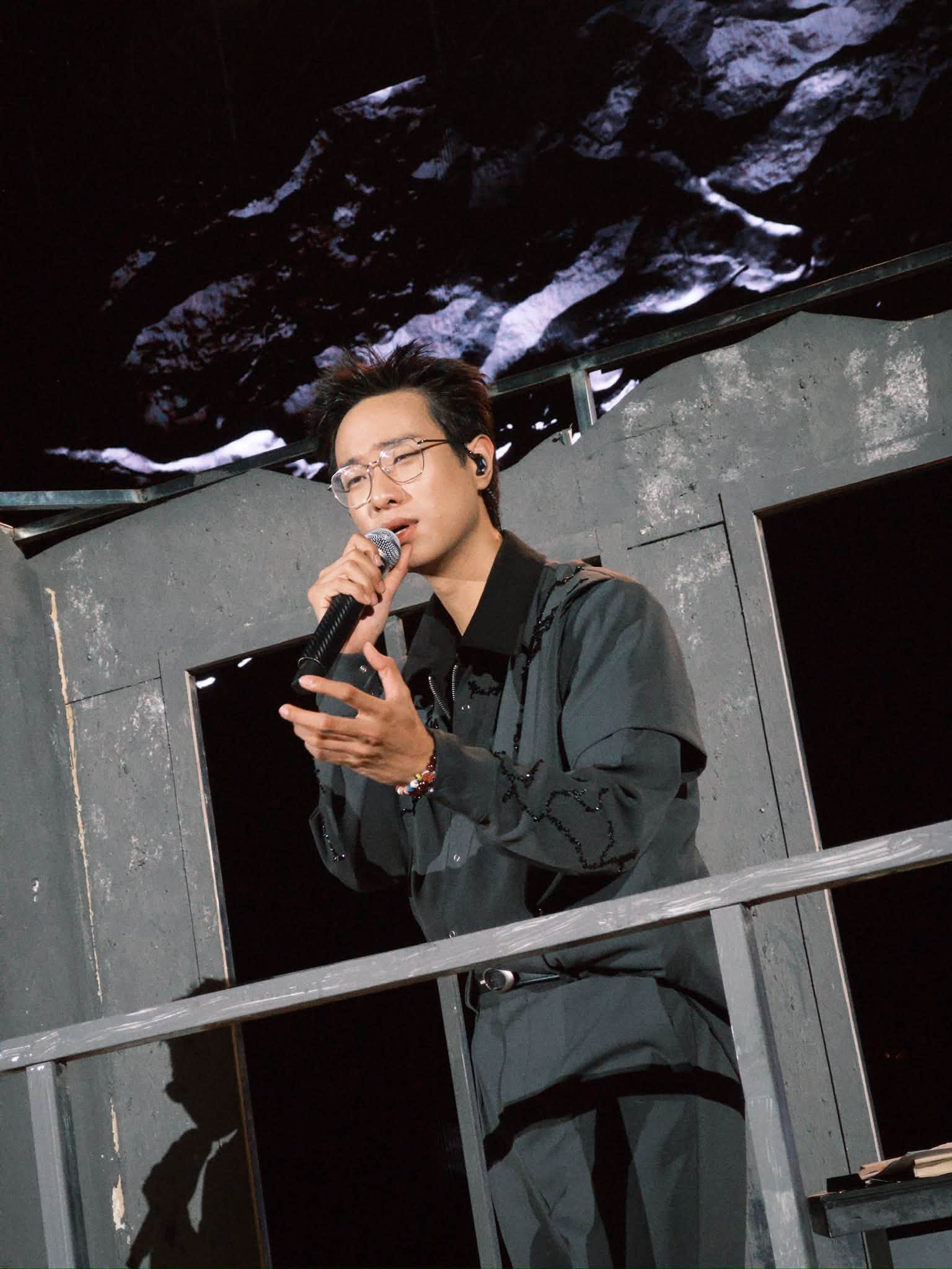 Giọng ca v&agrave;ng show Ch&ocirc;ng Gai &ldquo;nghịch&rdquo; hơn boy phố, thế m&agrave; lại hay - Ảnh 8.