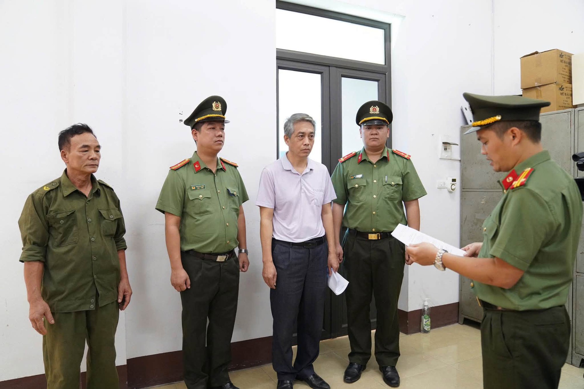 Kh&aacute;m x&eacute;t trụ sở C&ocirc;ng ty AMADO, bắt Chủ tịch HĐQT Ng&ocirc; Anh Tuấn SN 1969 v&agrave; kế to&aacute;n trưởng Vũ Thị T&acirc;n SN 1983 - Ảnh 1.