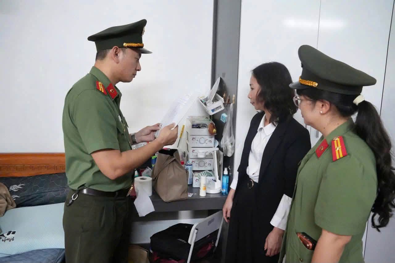 Kh&aacute;m x&eacute;t trụ sở C&ocirc;ng ty AMADO, bắt Chủ tịch HĐQT Ng&ocirc; Anh Tuấn SN 1969 v&agrave; kế to&aacute;n trưởng Vũ Thị T&acirc;n SN 1983 - Ảnh 5.