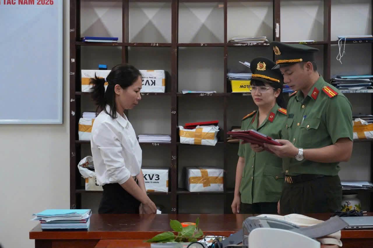 Kh&aacute;m x&eacute;t trụ sở C&ocirc;ng ty AMADO, bắt Chủ tịch HĐQT Ng&ocirc; Anh Tuấn SN 1969 v&agrave; kế to&aacute;n trưởng Vũ Thị T&acirc;n SN 1983 - Ảnh 4.