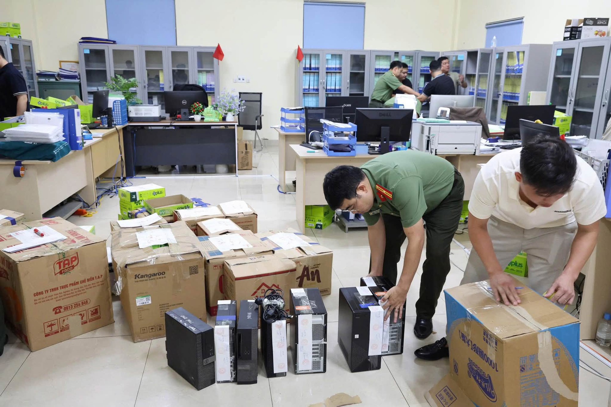 Kh&aacute;m x&eacute;t trụ sở C&ocirc;ng ty AMADO, bắt Chủ tịch HĐQT Ng&ocirc; Anh Tuấn SN 1969 v&agrave; kế to&aacute;n trưởng Vũ Thị T&acirc;n SN 1983 - Ảnh 3.