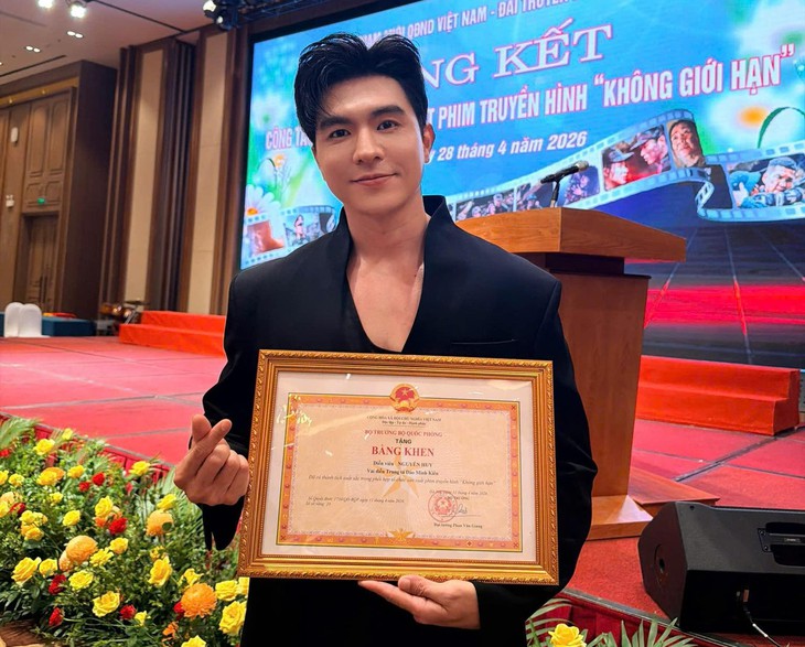 Nam diễn viên nhận bằng khen của Bộ Quốc phòng: Từ nhân viên soát vé đến "gương mặt nghìn tỷ", mỗi tháng ra một phim- Ảnh 4.