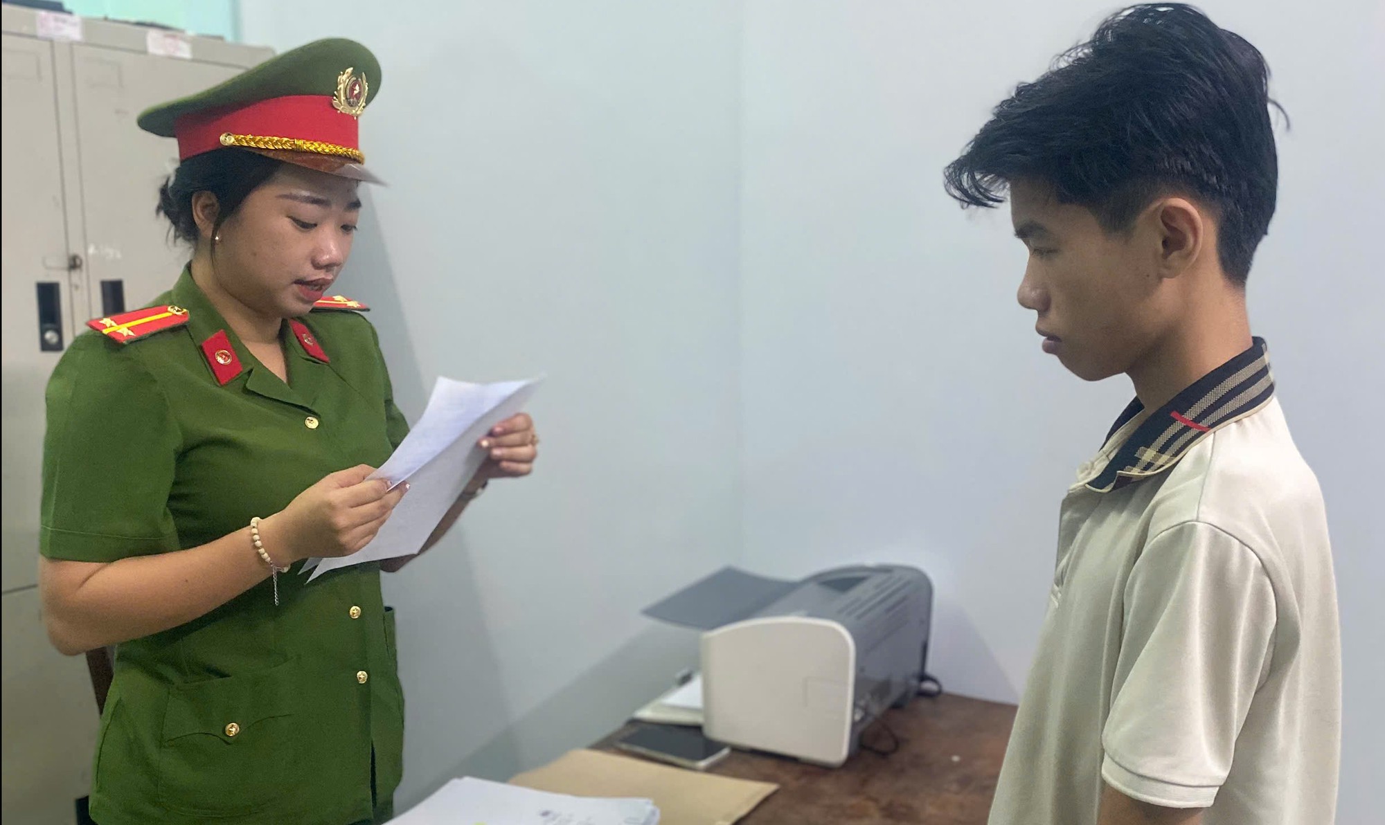 Thi h&agrave;nh lệnh bắt tạm giam nh&acirc;n vi&ecirc;n L&acirc;m Ch&iacute; Vỹ SN 2005 để điều tra về số tiền 60.616.000 đồng - Ảnh 1.