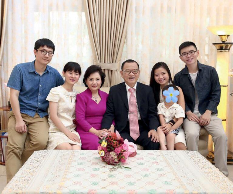 Việt Nam c&oacute; một gia đ&igrave;nh đứng sau đế chế ngh&igrave;n tỷ: 2 con g&aacute;i ngồi ghế Tổng gi&aacute;m đốc v&agrave; Ph&oacute; tổng gi&aacute;m đốc, con trai &uacute;t vừa kinh doanh vừa đi h&aacute;t- Ảnh 1.