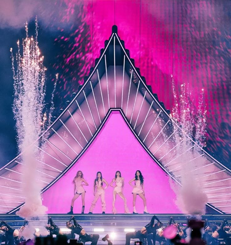 BLACKPINK được trao hu&acirc;n chương văn ho&aacute;, ngang hạng G-Dragon - Ảnh 12.