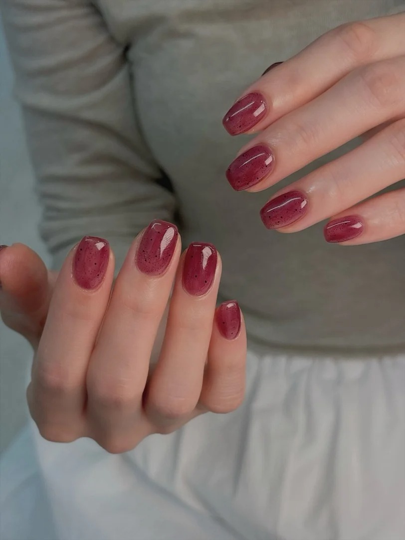 5 kiểu nail m&agrave;u quả mọng "g&acirc;y sốt" m&ugrave;a thu đ&ocirc;ng 2026: Sang, t&ocirc;n da chuẩn vibe old money- Ảnh 11.