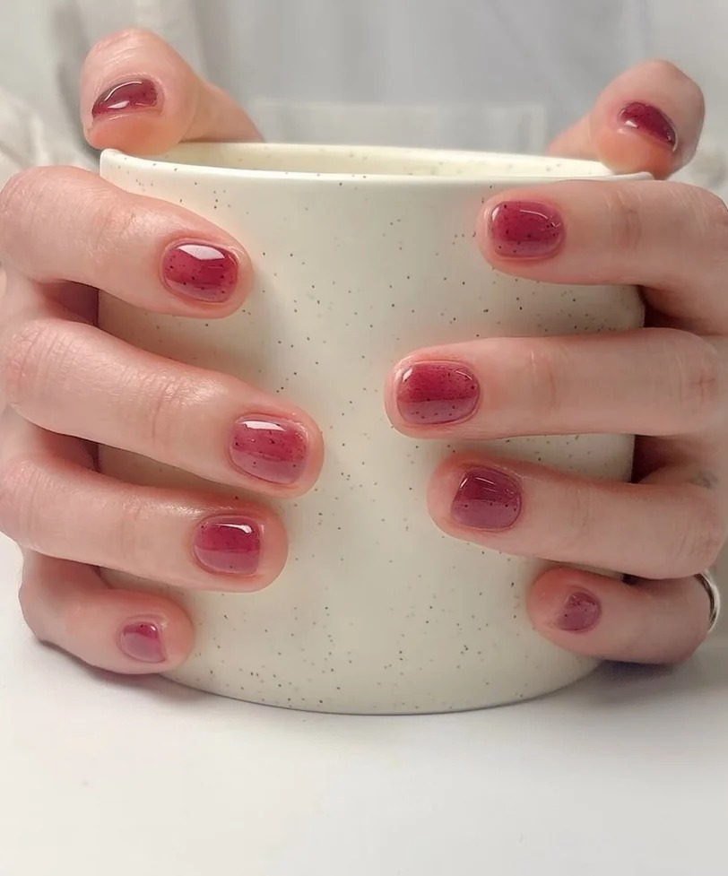 5 kiểu nail m&agrave;u quả mọng "g&acirc;y sốt" m&ugrave;a thu đ&ocirc;ng 2026: Sang, t&ocirc;n da chuẩn vibe old money- Ảnh 12.