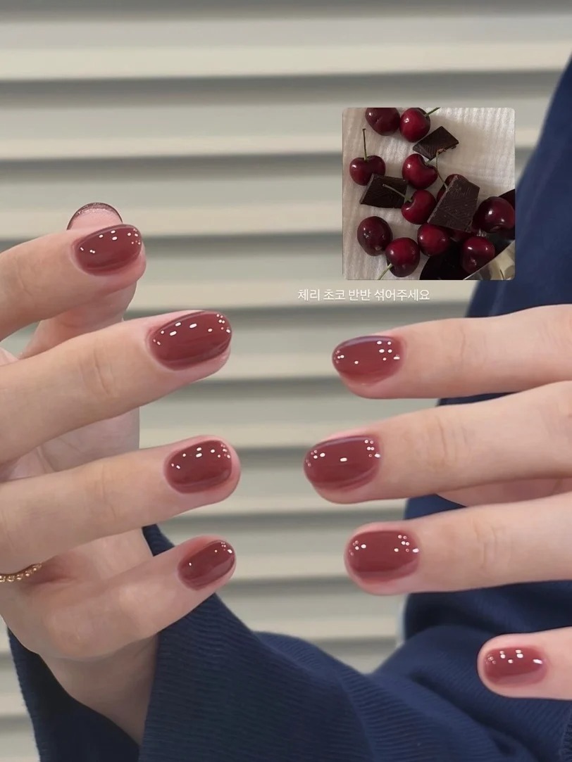 5 kiểu nail m&agrave;u quả mọng "g&acirc;y sốt" m&ugrave;a thu đ&ocirc;ng 2026: Sang, t&ocirc;n da chuẩn vibe old money- Ảnh 4.