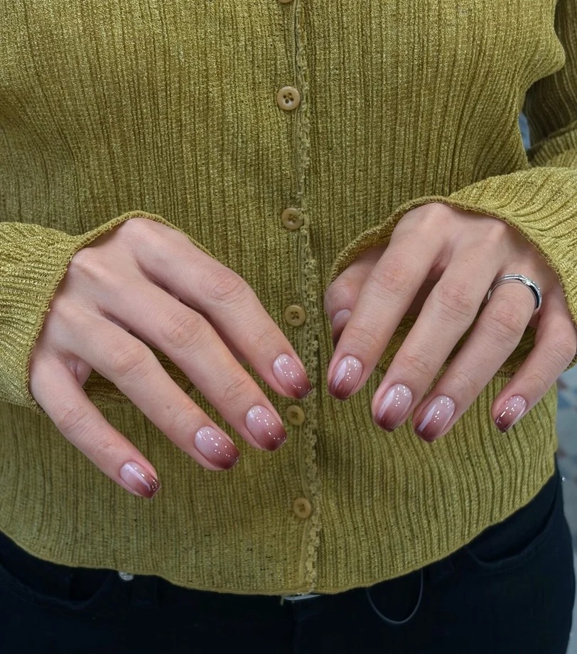 5 kiểu nail m&agrave;u quả mọng "g&acirc;y sốt" m&ugrave;a thu đ&ocirc;ng 2026: Sang, t&ocirc;n da chuẩn vibe old money- Ảnh 5.