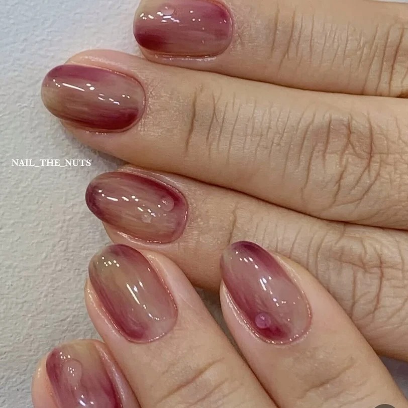 5 kiểu nail m&agrave;u quả mọng "g&acirc;y sốt" m&ugrave;a thu đ&ocirc;ng 2026: Sang, t&ocirc;n da chuẩn vibe old money- Ảnh 7.