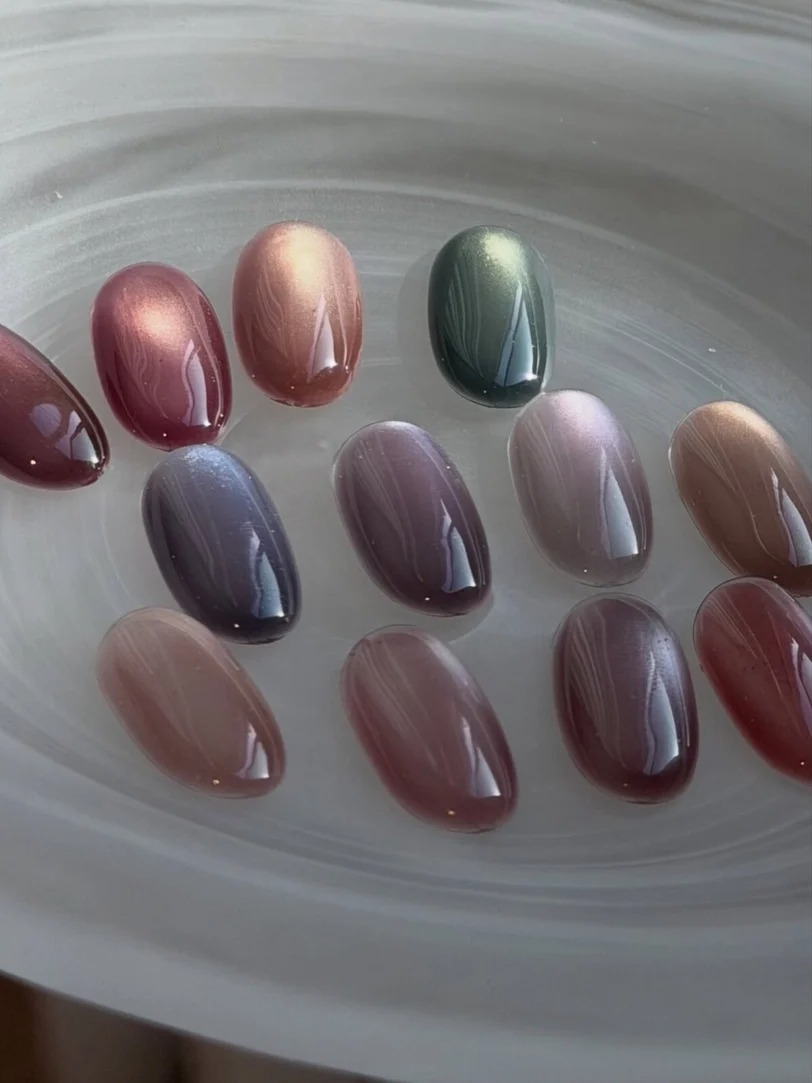 5 kiểu nail m&agrave;u quả mọng "g&acirc;y sốt" m&ugrave;a thu đ&ocirc;ng 2026: Sang, t&ocirc;n da chuẩn vibe old money- Ảnh 10.
