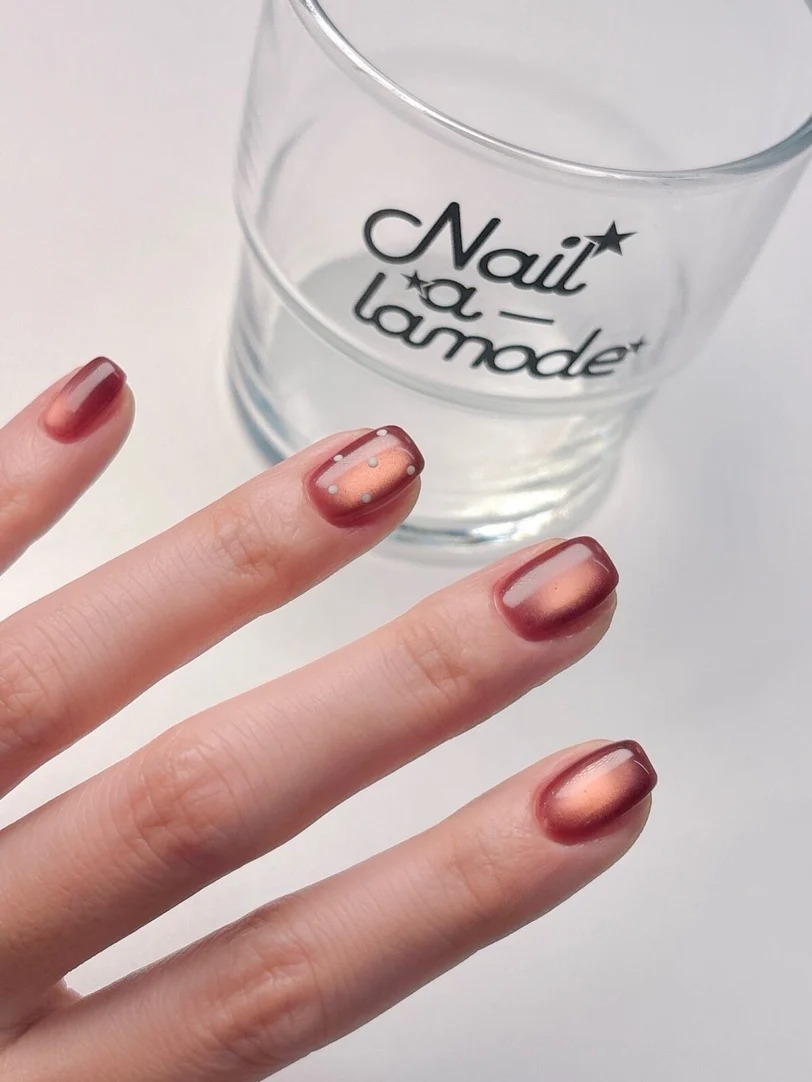 5 kiểu nail m&agrave;u quả mọng "g&acirc;y sốt" m&ugrave;a thu đ&ocirc;ng 2026: Sang, t&ocirc;n da chuẩn vibe old money- Ảnh 9.