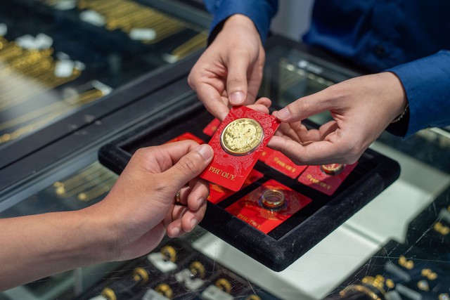 Gi&aacute; v&agrave;ng h&ocirc;m nay 29/10: Lại rơi ngay sau khi lập đỉnh tuần- Ảnh 1.
