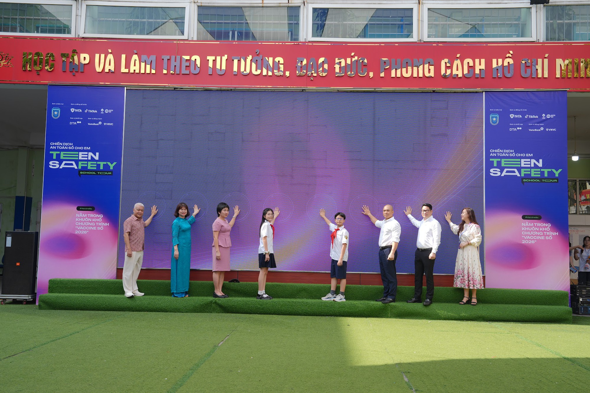 &rlm;Khởi động Teen Safety School Tour 2026: Đưa &ldquo;Vaccine Số&rdquo; đến trường học&rlm; - Ảnh 1.