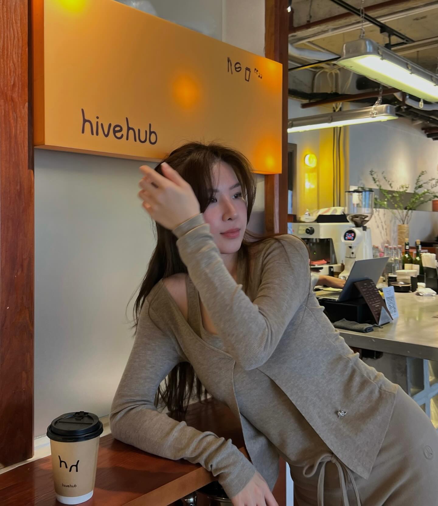 Nữ ch&iacute;nh MV triệu view đang hot đảo đi&ecirc;n TikTok: Nhan sắc ngọt ng&agrave;o g&acirc;y thương nhớ, ngo&agrave;i đời mặc g&igrave; cũng cuốn- Ảnh 6.