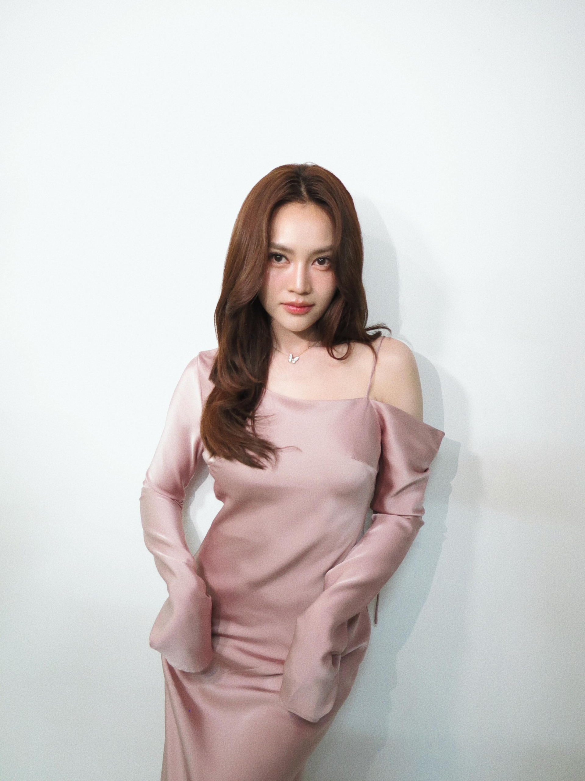 Ngọc nữ showbiz 4 năm mới t&aacute;i xuất m&agrave;n ảnh: U40 vẫn giữ nguy&ecirc;n gương mặt trời cho, mỗi lần l&ecirc;n đồ h&agrave;o quang lại s&aacute;ng bừng- Ảnh 4.