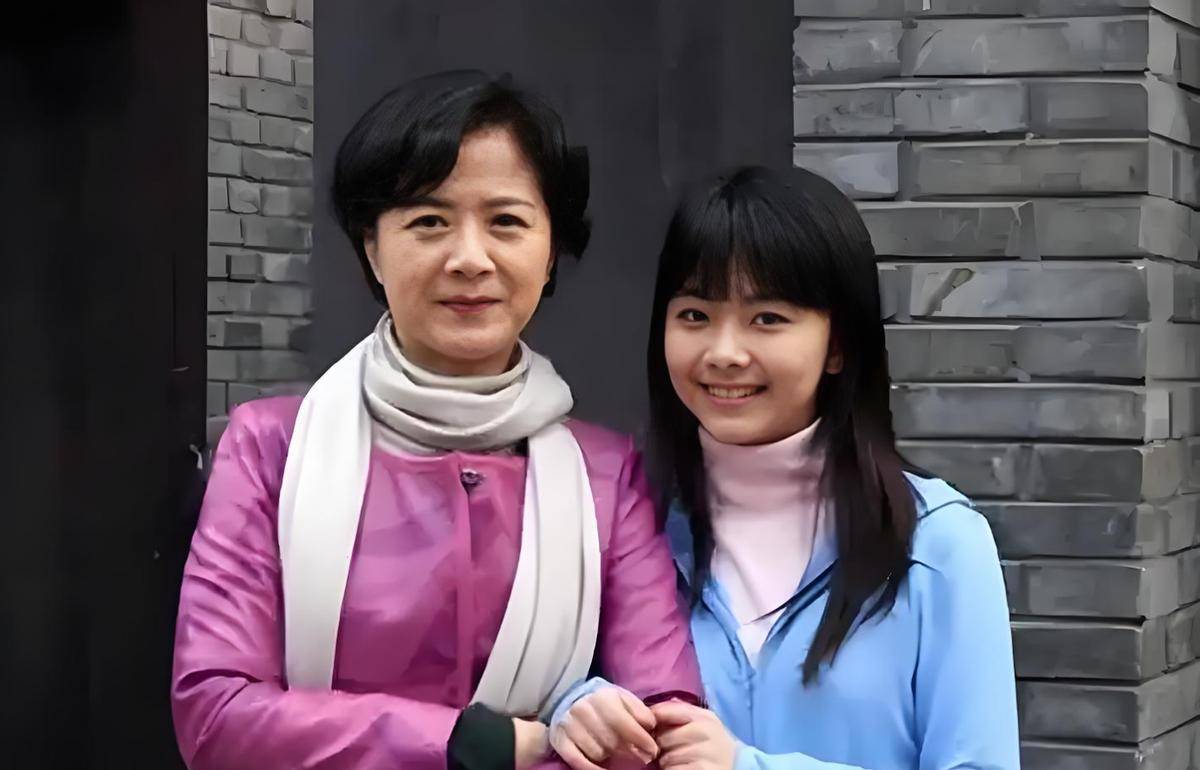 Đ&agrave;m T&ugrave;ng Vận v&agrave; 23 ng&agrave;y chờ mẹ tỉnh lại: Nỗi đau kh&ocirc;ng thể đổi bằng 3,6 tỷ đồng- Ảnh 1.