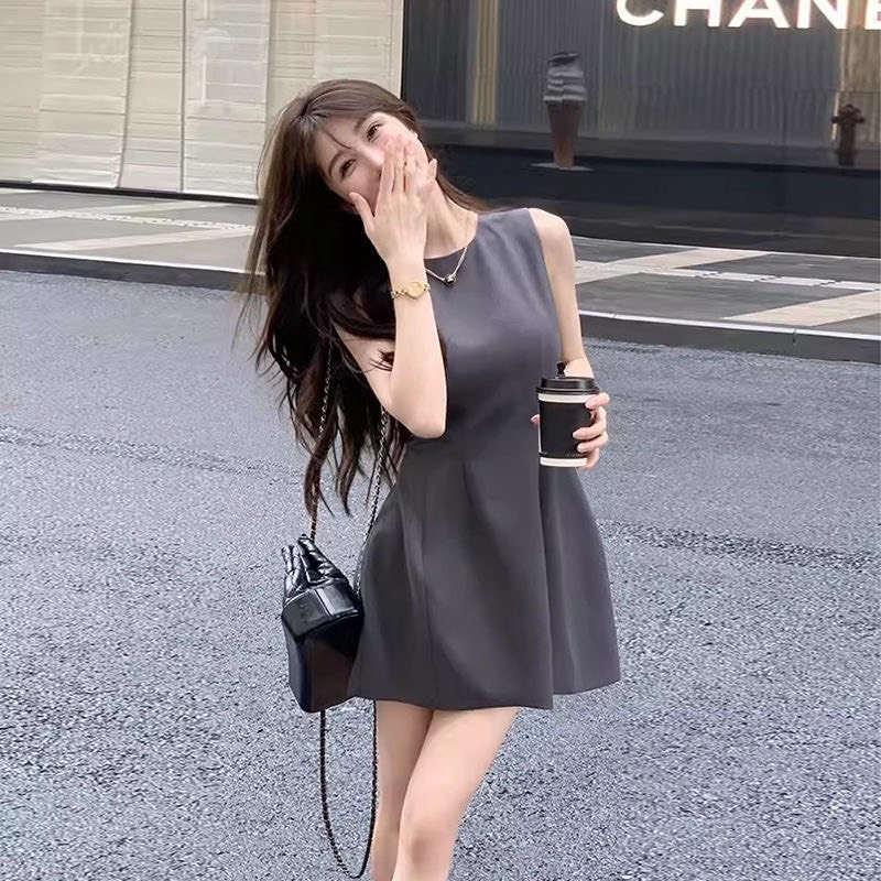 Chiếc v&aacute;y c&ocirc;ng sở cứ mặc l&agrave; đẹp: T&ocirc;n d&aacute;ng, trẻ trung m&agrave; vẫn thanh lịch chuẩn "old money" - Ảnh 6.