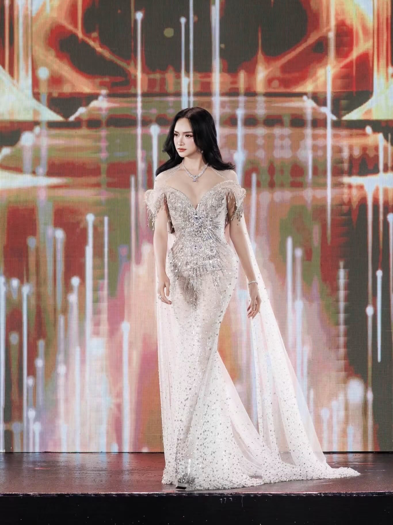 Sốc visual với MC Kh&aacute;nh Vy ở chung kết Miss Universe Vietnam: "Giống Hoa hậu hơn cả Hoa hậu"- Ảnh 3.