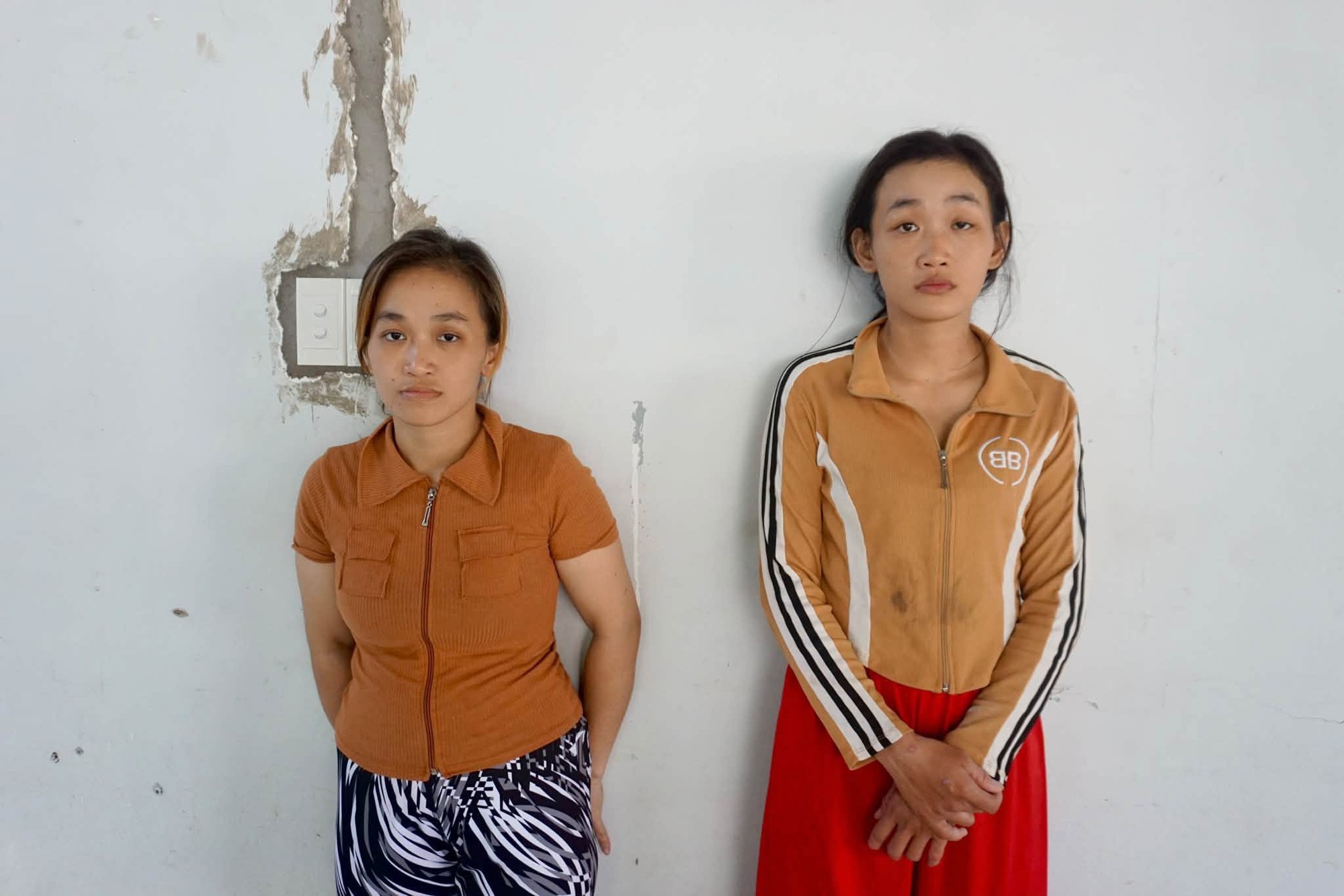 Lấy lời khai L&yacute; Thị Th&ugrave;y Nga v&agrave; L&yacute; Thị Th&ugrave;y Trang- Ảnh 1.
