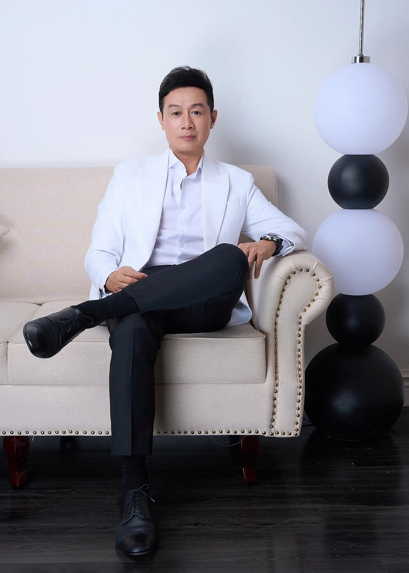 MC SN 1974 l&agrave; con trai Gi&aacute;o sư &acirc;m nhạc: Thủ khoa Nhạc viện H&agrave; Nội, đi dẫn Hoa hậu Việt Nam được vợ như &yacute;- Ảnh 1.