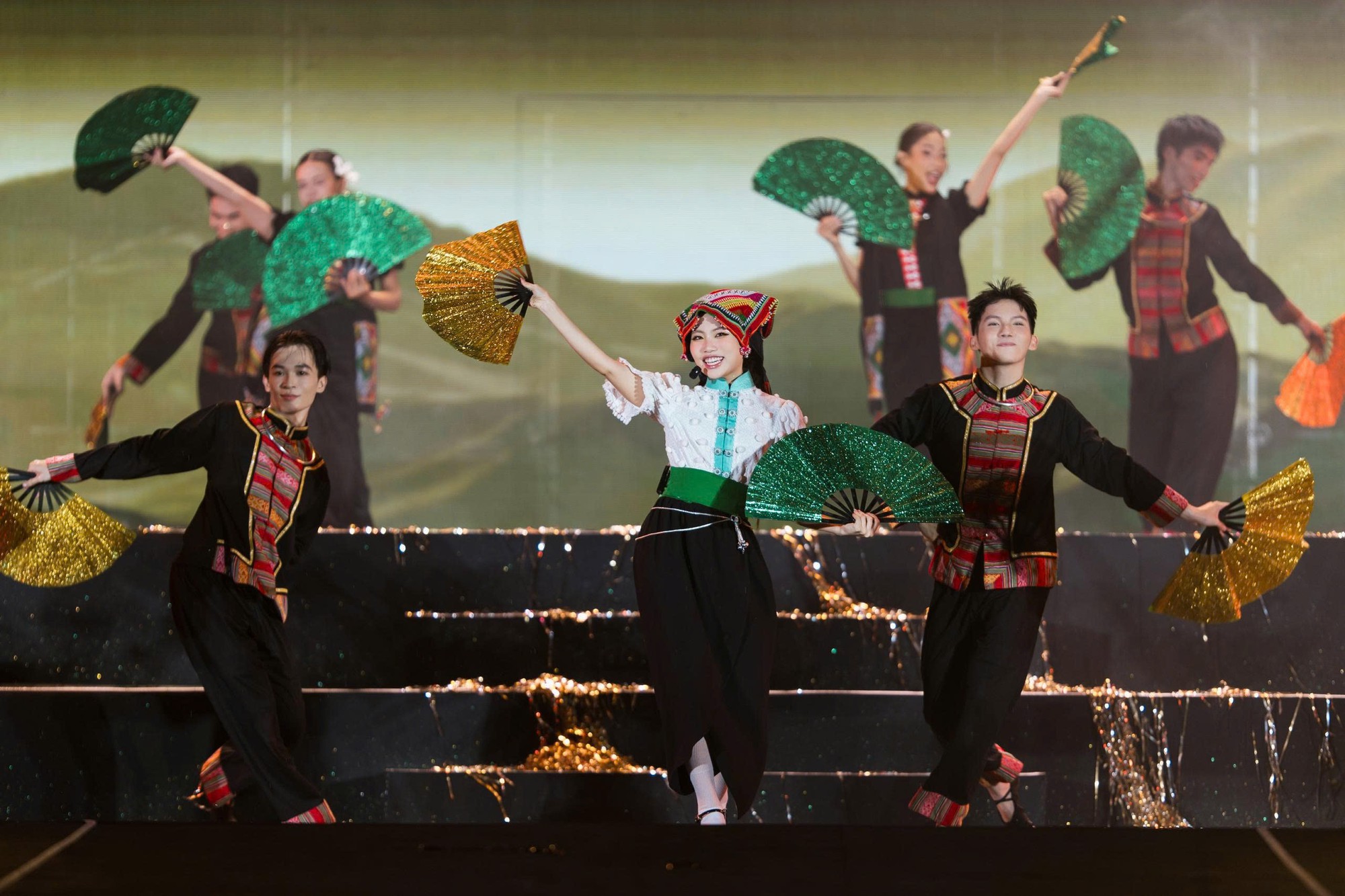 Phương Mỹ Chi đội chiếc khăn pi&ecirc;u, thẳng thắn n&oacute;i về tranh c&atilde;i &ldquo;l&agrave;m buồn l&ograve;ng kh&aacute;n giả&rdquo;- Ảnh 6.