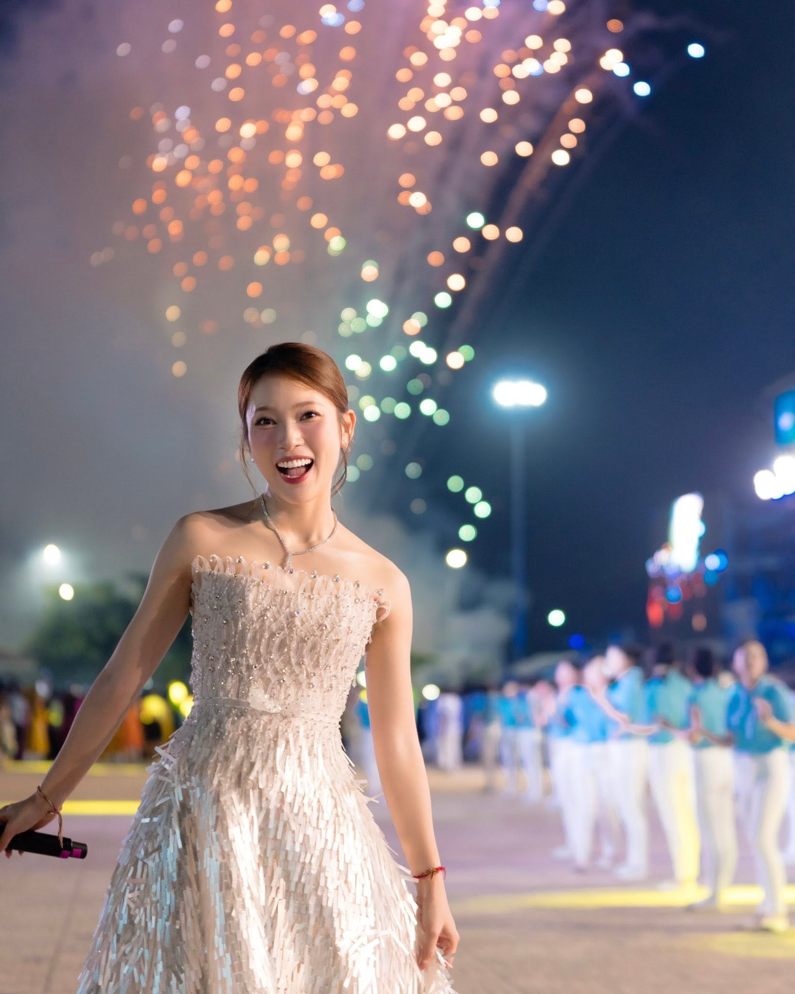 Sốc visual với MC Kh&aacute;nh Vy ở chung kết Miss Universe Vietnam: "Giống Hoa hậu hơn cả Hoa hậu"- Ảnh 6.