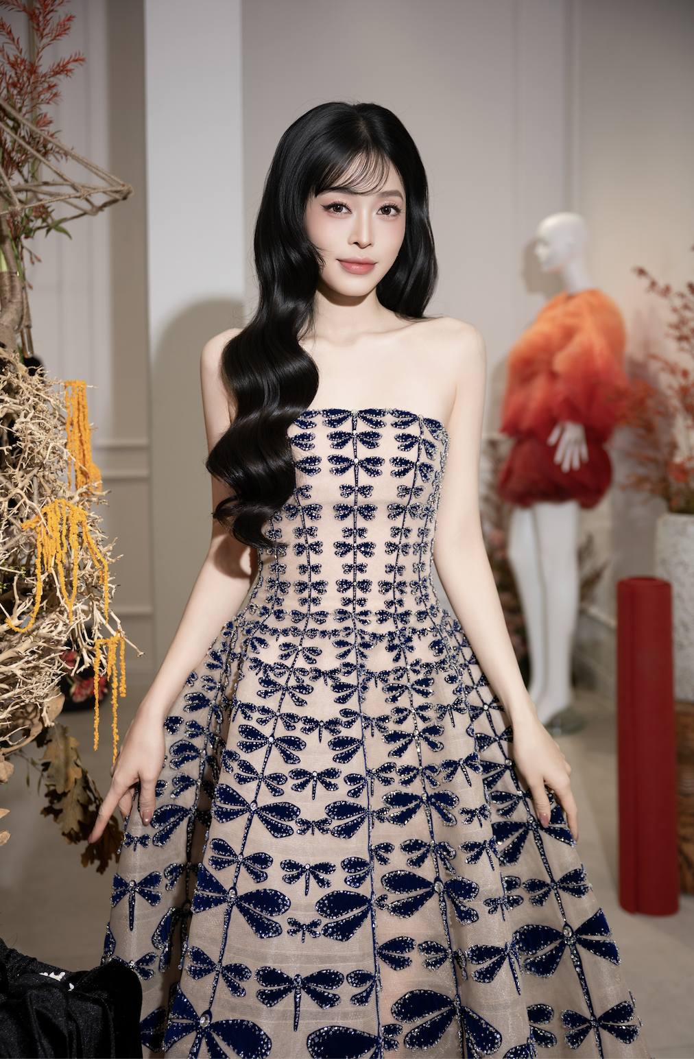 Đỗ Mỹ Linh đọ sắc c&ugrave;ng hội d&acirc;u h&agrave;o m&ocirc;n, 1 Hoa hậu b&iacute; ẩn nhất Vbiz bất ngờ xuất hiện - Ảnh 12.