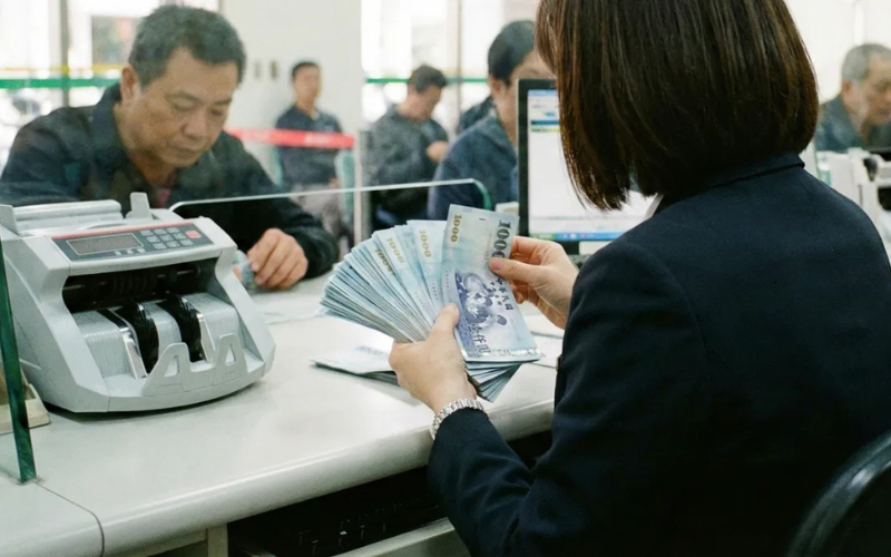 Một người đ&agrave;n &ocirc;ng r&uacute;t 1,7 tỷ đồng tiền tiết kiệm, vay th&ecirc;m 1,5 tỷ đồng để &ldquo;l&agrave;m nhiệm vụ&rdquo;- Ảnh 1.