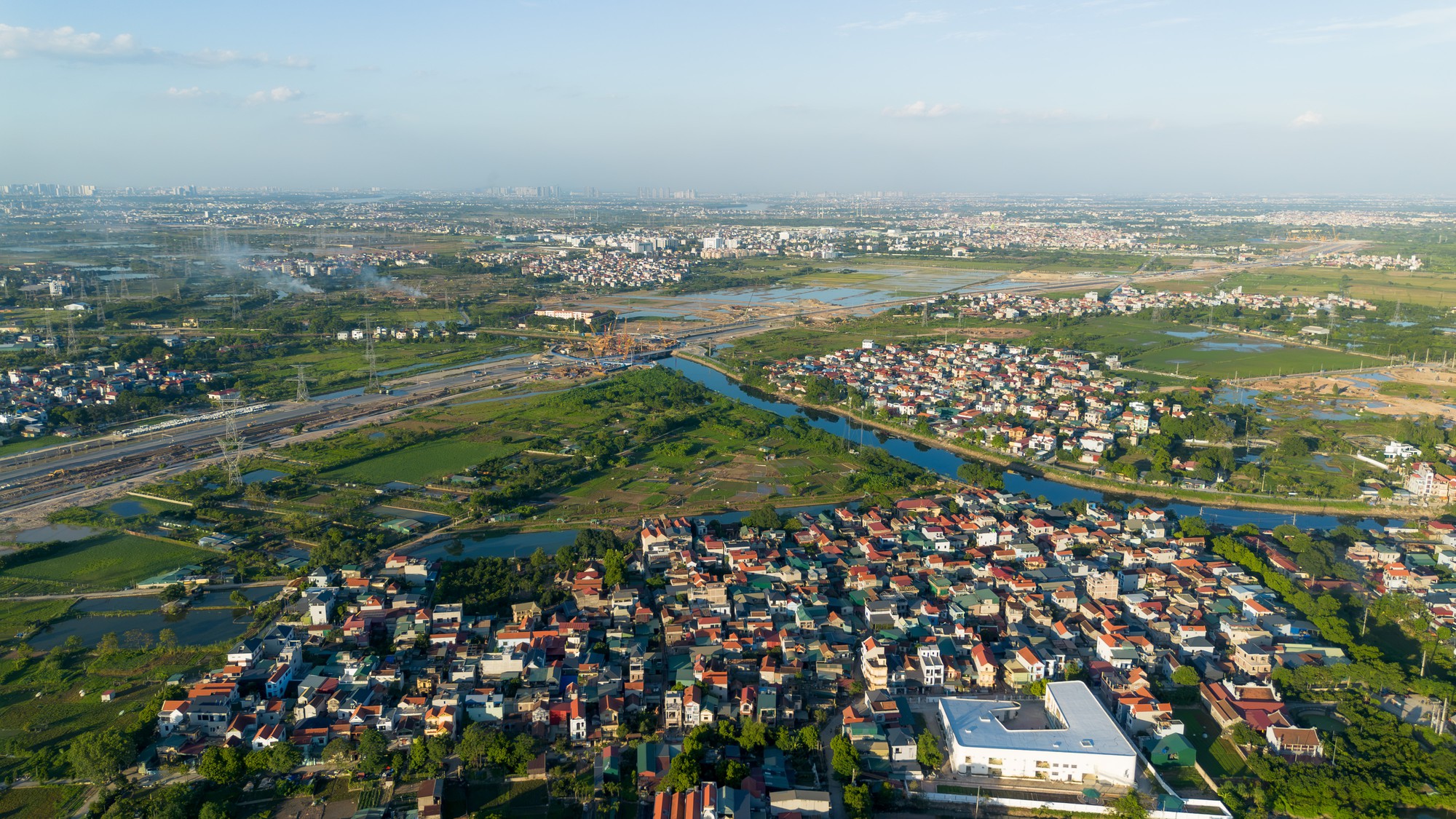 Cận cảnh đại c&ocirc;ng trường s&acirc;n vận động lớn nhất Việt Nam của tỷ ph&uacute; Phạm Nhật Vượng: Loạt &ldquo;si&ecirc;u trụ&rdquo; gần 80m đ&atilde; vươn cao, sẵn s&agrave;ng bước v&agrave;o giai đoạn "kỳ t&iacute;ch"- Ảnh 18.