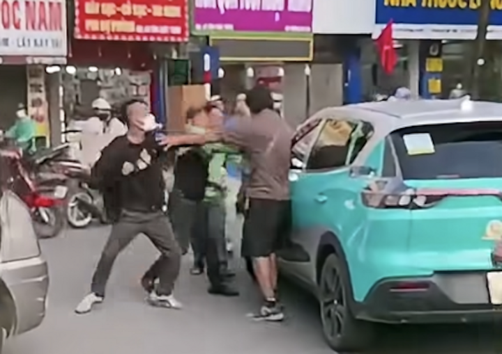 Người đ&agrave;n &ocirc;ng bị nh&oacute;m người v&acirc;y đ&aacute;nh trước cổng Bệnh viện Đại học Y H&agrave; Nội- Ảnh 1.