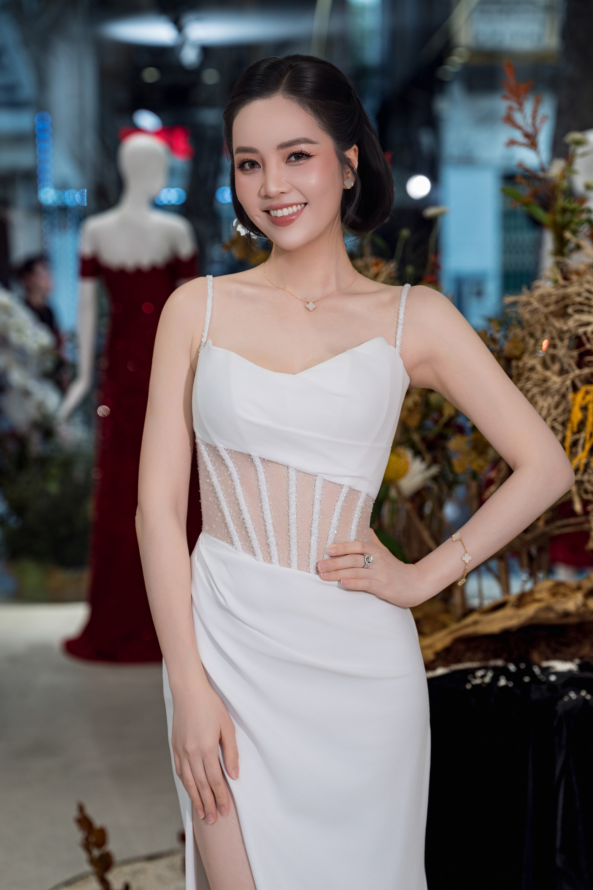 Đỗ Mỹ Linh đọ sắc c&ugrave;ng hội d&acirc;u h&agrave;o m&ocirc;n, 1 Hoa hậu b&iacute; ẩn nhất Vbiz bất ngờ xuất hiện - Ảnh 17.