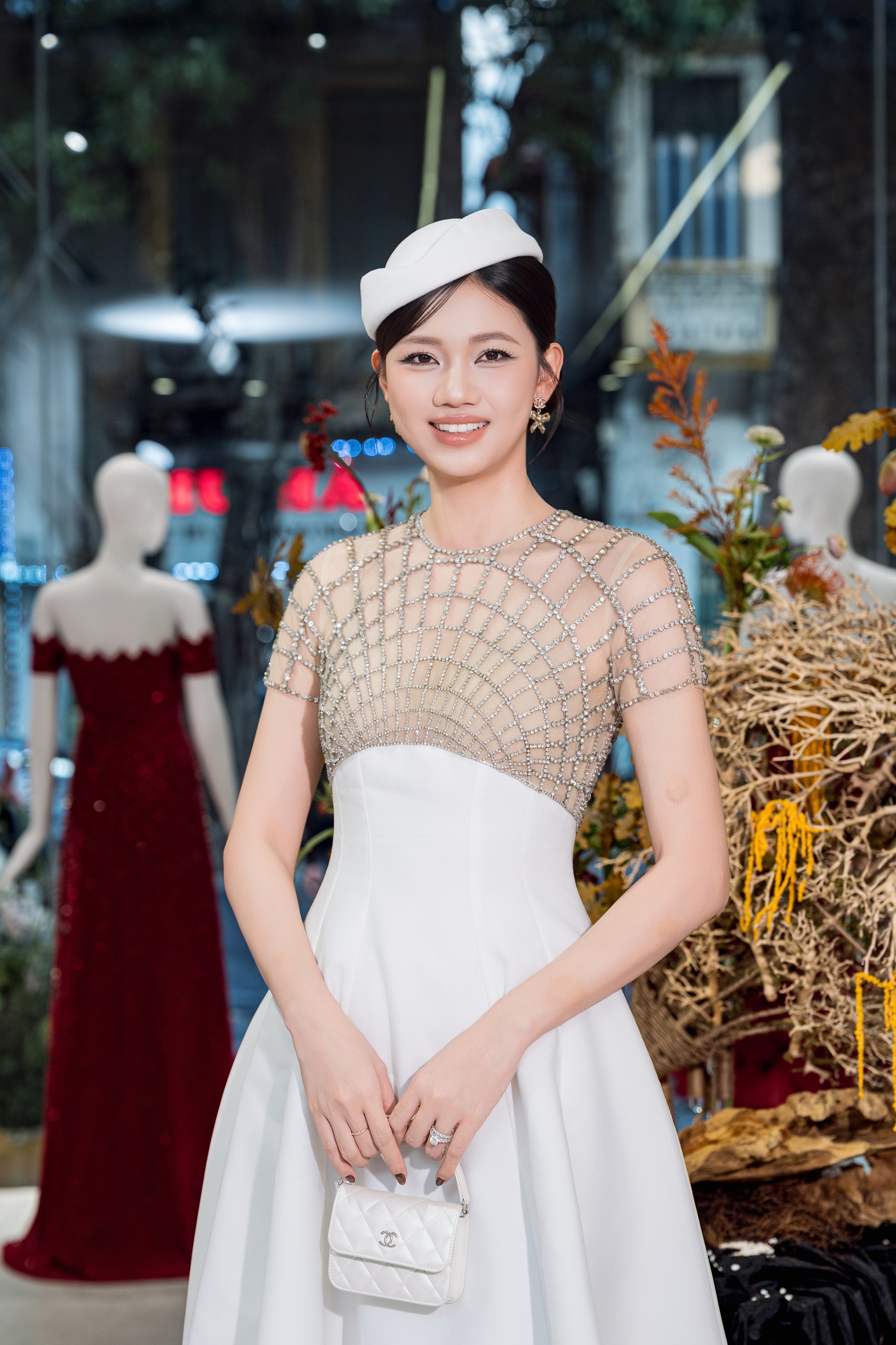 Đỗ Mỹ Linh đọ sắc c&ugrave;ng hội d&acirc;u h&agrave;o m&ocirc;n, 1 Hoa hậu b&iacute; ẩn nhất Vbiz bất ngờ xuất hiện - Ảnh 7.