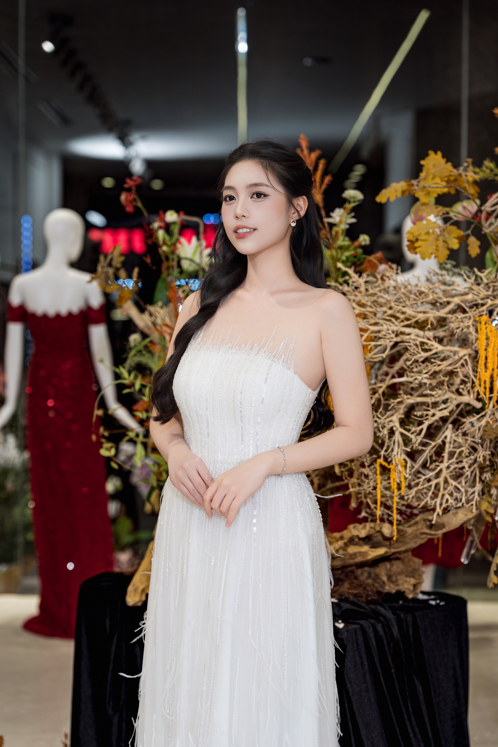 Đỗ Mỹ Linh đọ sắc c&ugrave;ng hội d&acirc;u h&agrave;o m&ocirc;n, 1 Hoa hậu b&iacute; ẩn nhất Vbiz bất ngờ xuất hiện - Ảnh 15.