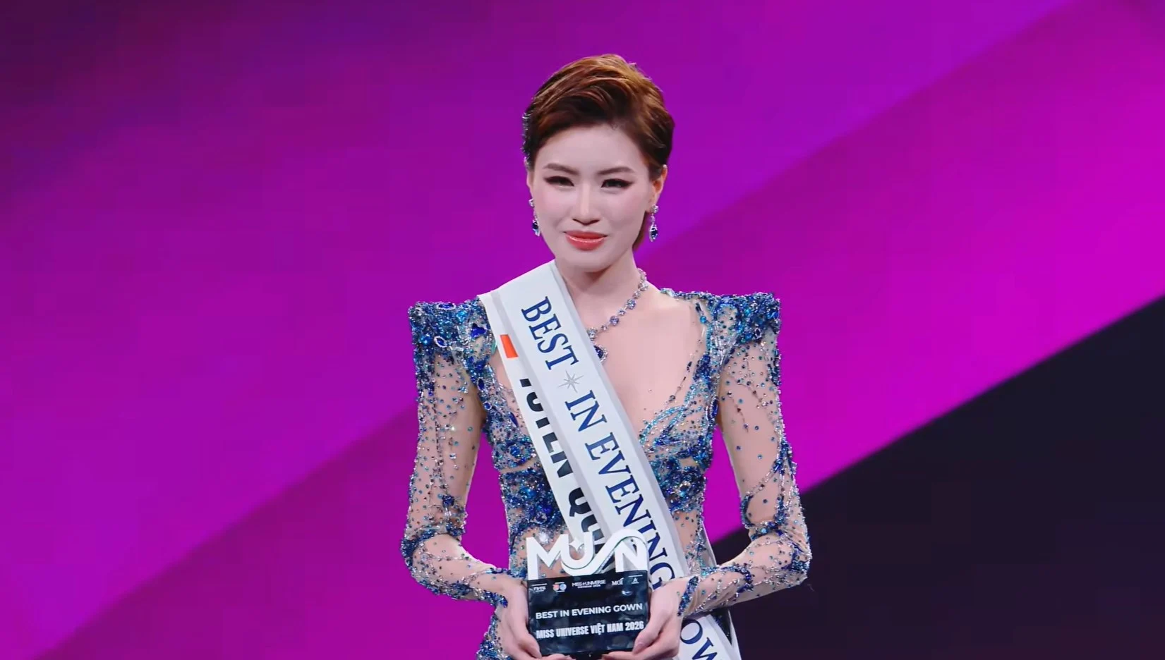 Ca sĩ Việt vừa l&ecirc;n ng&ocirc;i &Aacute; hậu Miss Universe: C&oacute; hit to&agrave;n cầu c&ograve;n đ&oacute;ng phim trăm tỷ, tiểu thuyết cũng kh&ocirc;ng d&aacute;m viết- Ảnh 7.