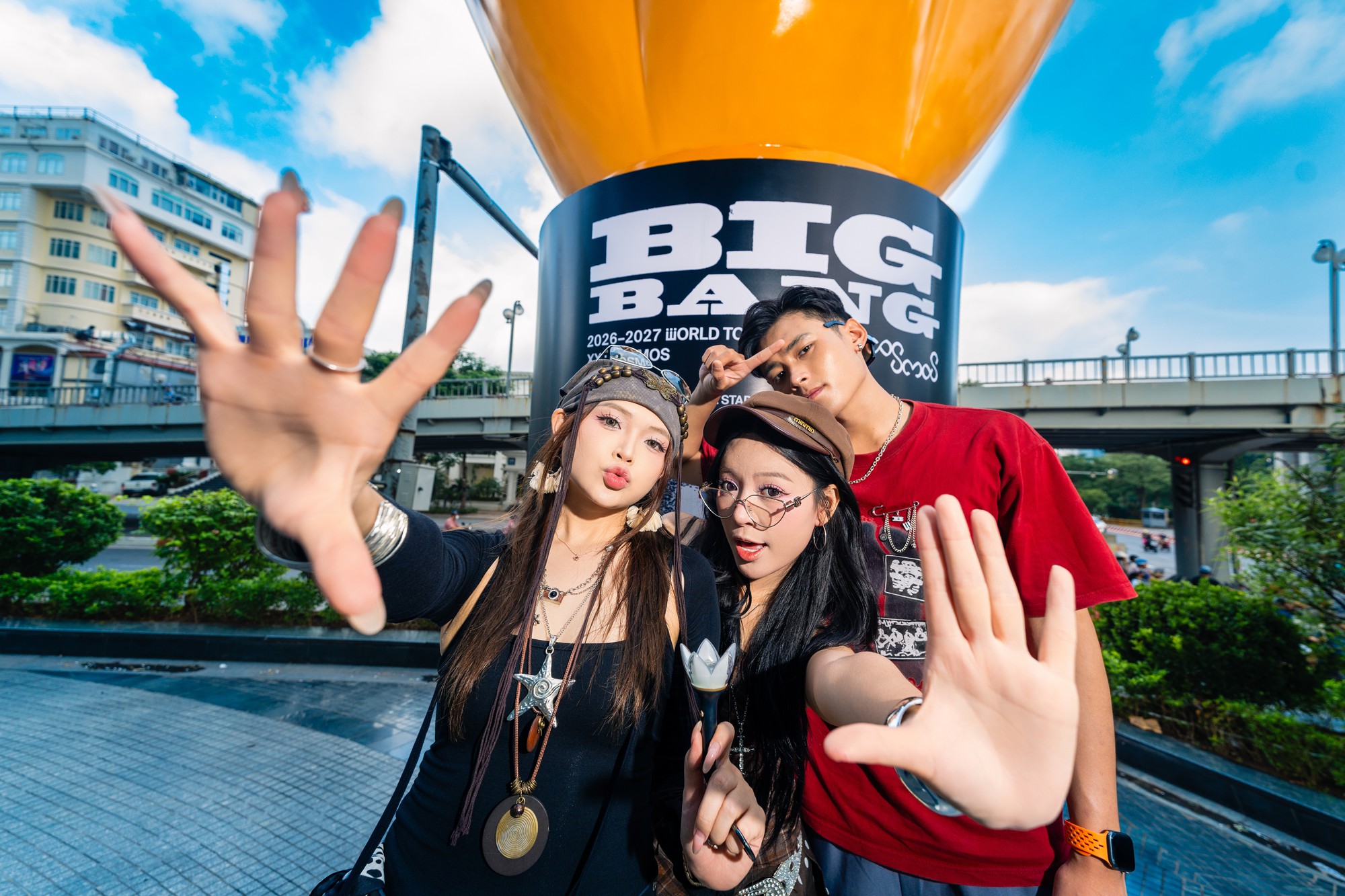 2 trụ sở ng&acirc;n h&agrave;ng ở H&agrave; Nội v&agrave; TP.HCM bất ngờ th&agrave;nh điểm check-in của fan BIGBANG: Chuyện g&igrave; đang xảy ra?- Ảnh 2.