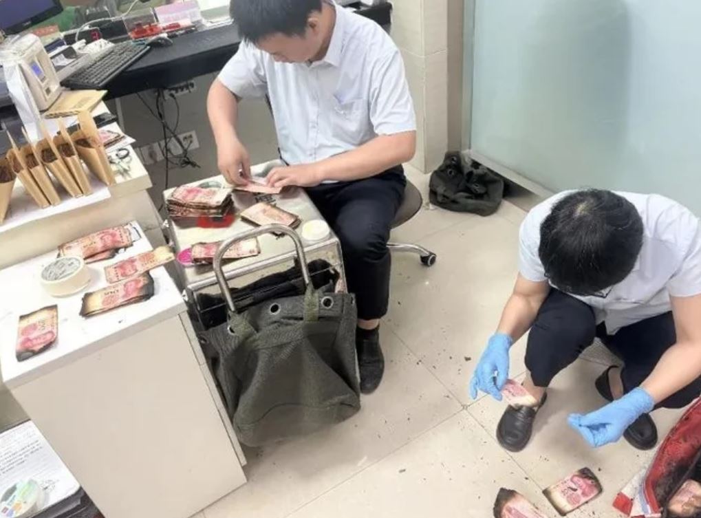 Mang hơn 700 triệu đồng ch&aacute;y đen đến ng&acirc;n h&agrave;ng, cặp vợ chồng nhận kết quả bất ngờ - Ảnh 1.